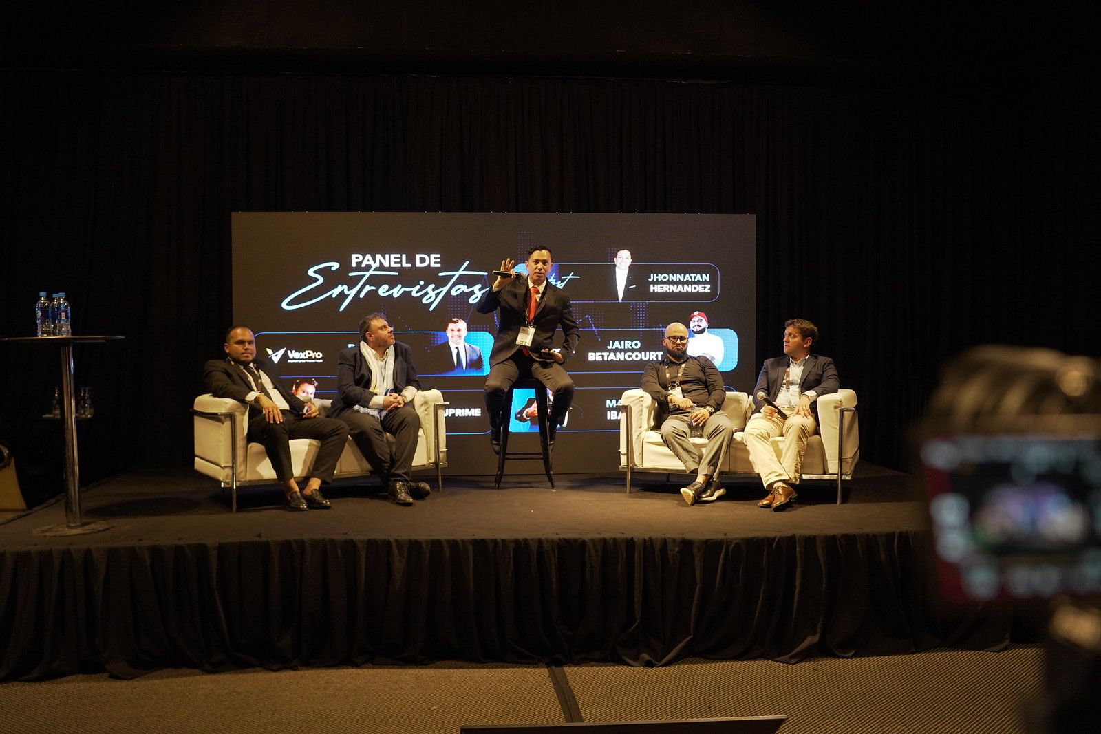 Panel de entrevistas en el escenario principal de FX Expo Buenos Aires 2026