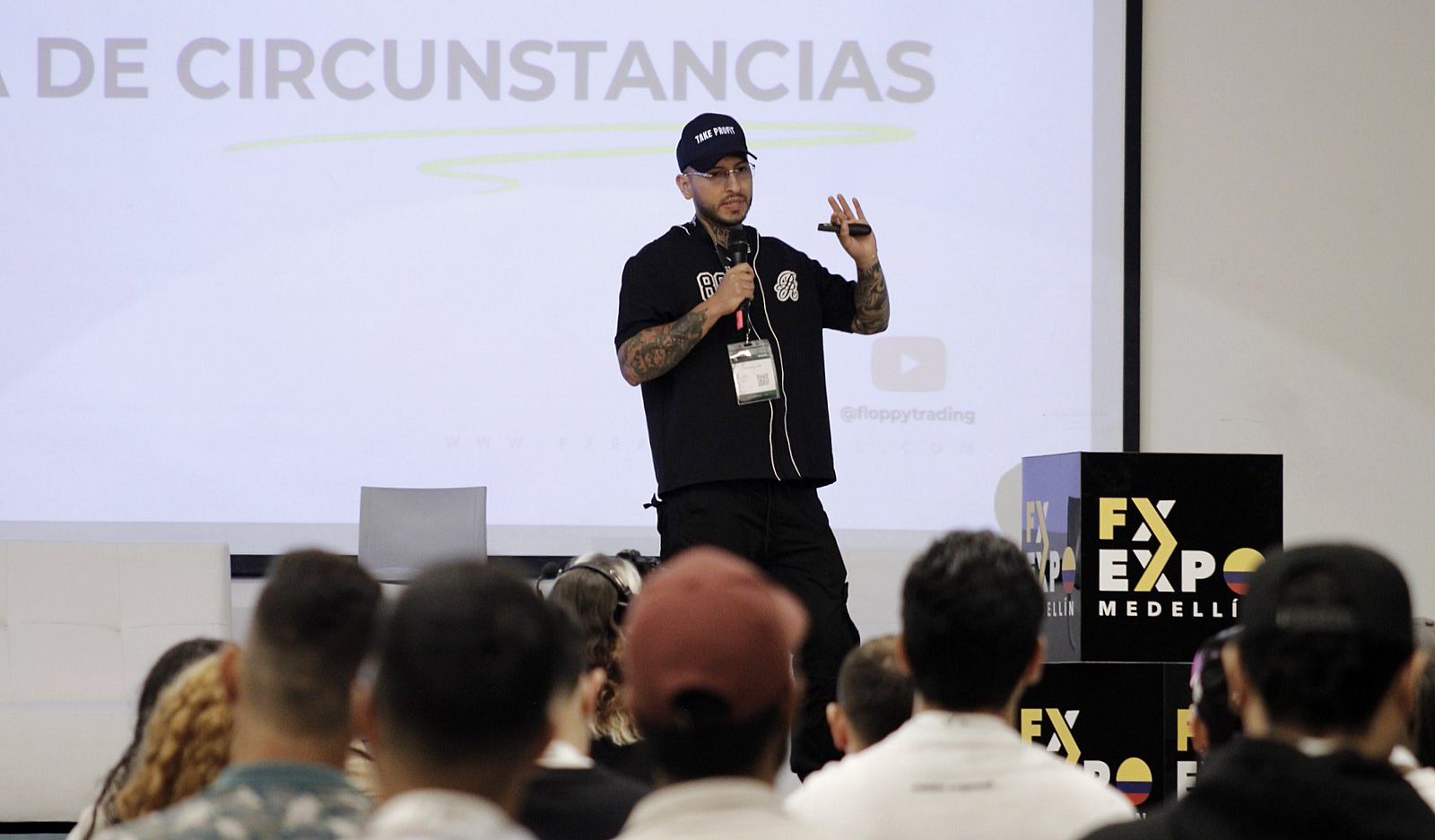 Спикер на сцене FX Expo Medellín, октябрь 2025